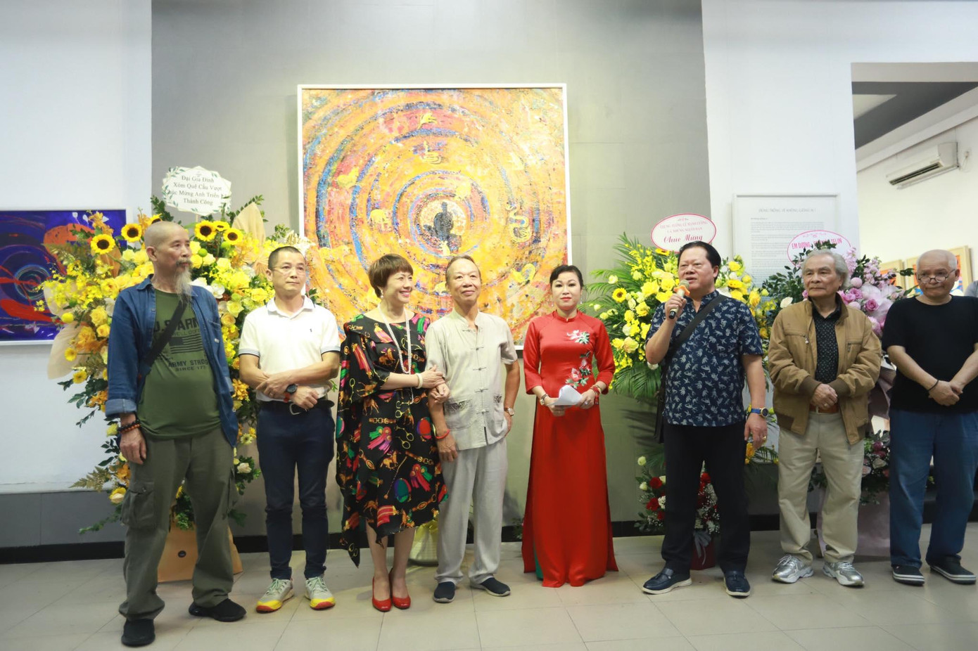 Họa sĩ Trịnh Sinh Nha (thứ ba từ phải sang) nói "Dũng trống vẽ không giống ai"