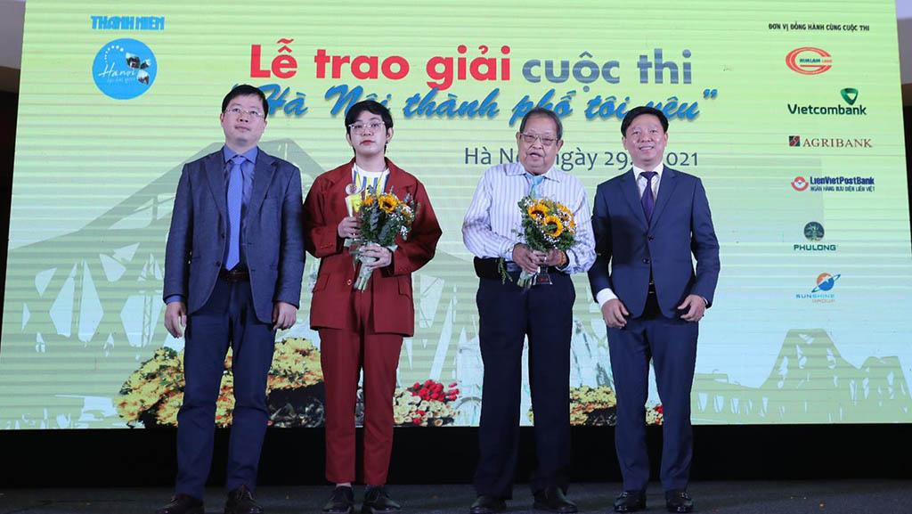 Ông Trần Thanh Lâm, Vụ trưởng vụ Báo chí, Ban Tuyên giáo Trung ương; ông Nguyễn Thanh Lâm, Cục trưởng Cục Báo chí, Bộ Thông tin - Truyền thông trao giải cho tác phẩm đạt giải Ba