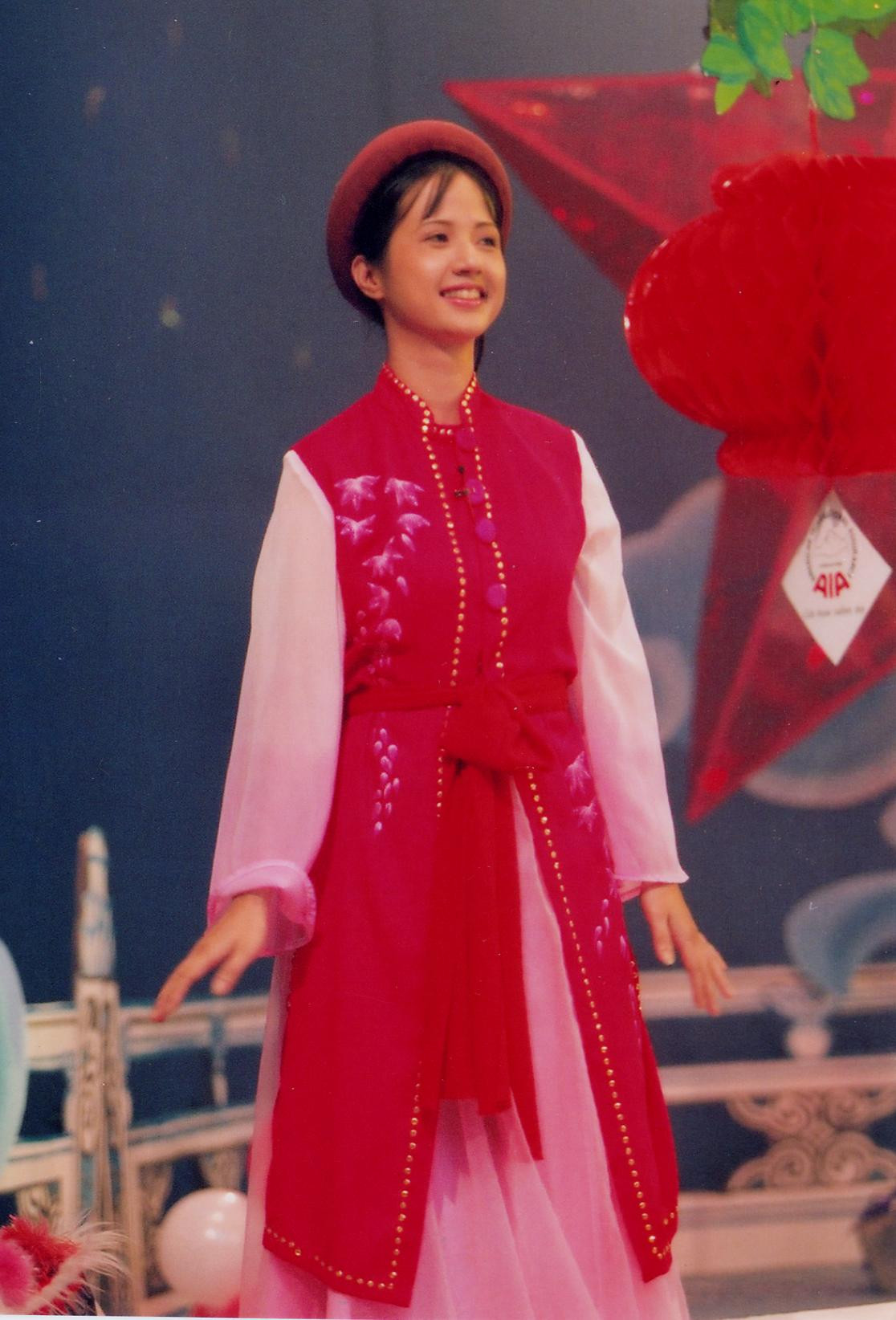 MC Tùng Chi thời VTV3 mới ra đời, chị gắn bó với nhiều chương trình như "Tuổi đời mênh mông", "Trò chơi âm nhạc", "Quà tặng âm nhạc", "Tạp chí MTV"