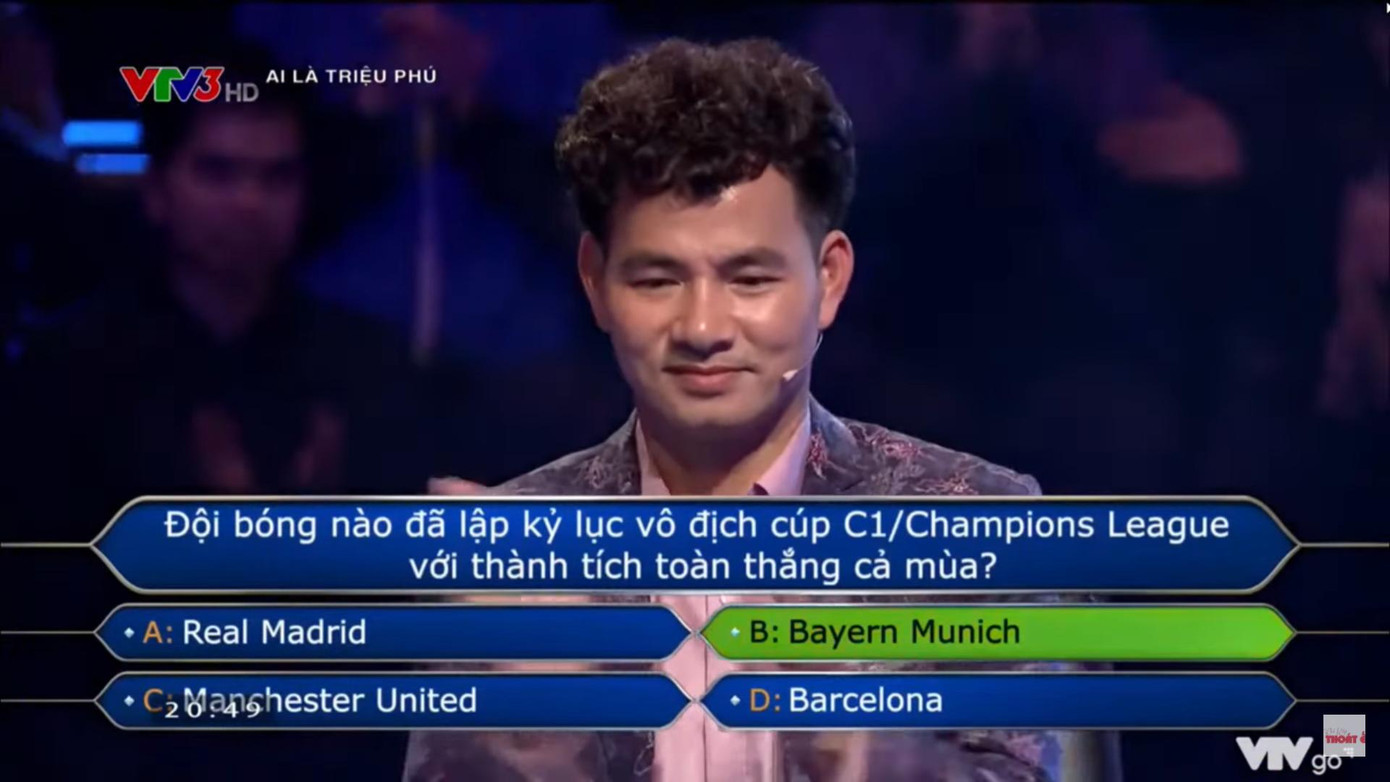 Cậu cả Khánh Minh giúp bố vượt qua câu hỏi về thể thao Cậu cả Khánh Minh giúp bố vượt qua câu hỏi về thể thao