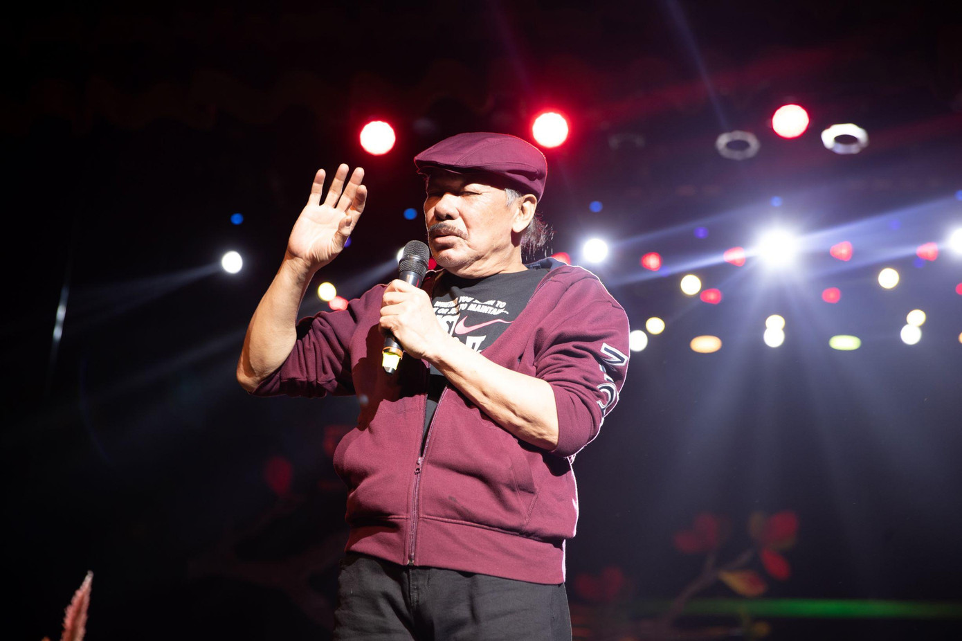 Nhạc sĩ Trần Tiến khỏe mạnh dẫn chuyện, hát trong đêm nhạc "Chuyện tình" Trần Tiến-Thanh Tùng. Ảnh: Hòa Nguyễn Nhạc sĩ Trần Tiến khỏe mạnh dẫn chuyện, hát trong đêm nhạc "Chuyện tình" Trần Tiến-Thanh Tùng. Ảnh: Hòa Nguyễn