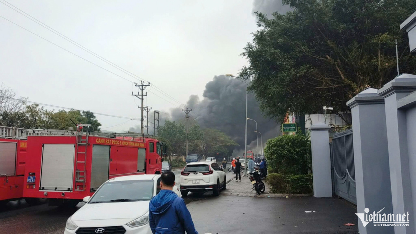 Lực lượng chữa cháy nhanh chóng có mặt tại hiện trường. Ảnh: CTV Lực lượng chữa cháy nhanh chóng có mặt tại hiện trường. Ảnh: CTV