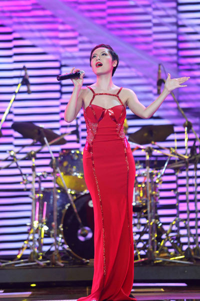 Phương Linh thể hiện nhiều ca khúc trong chương trình. Trong mỗi tiết mục, cô lại thay trang phục để phù hợp với bài hát