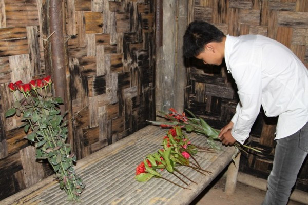 Hoa của người dân viếng Đại tướng tại nơi làm việc của Ngài