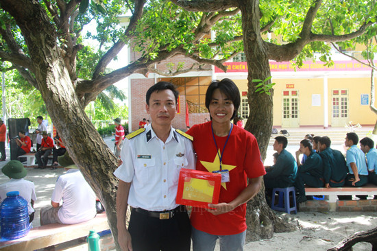 Đại diện đảo Sơn Ca trao tặng lá cờ cho báo Tiền Phong.