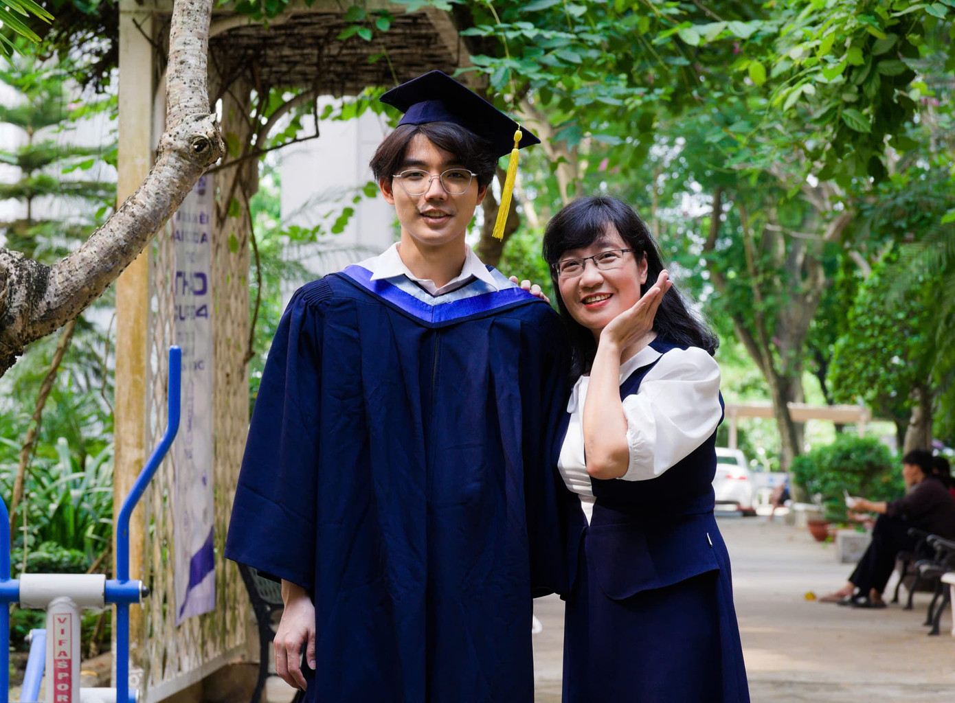 Lâm Quang Thiện và mẹ trong ngày tốt nghiệp đại học.