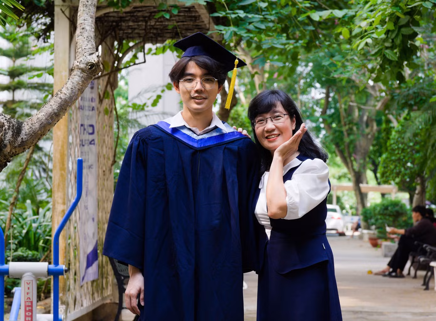 Lâm Quang Thiện và mẹ trong ngày tốt nghiệp đại học.