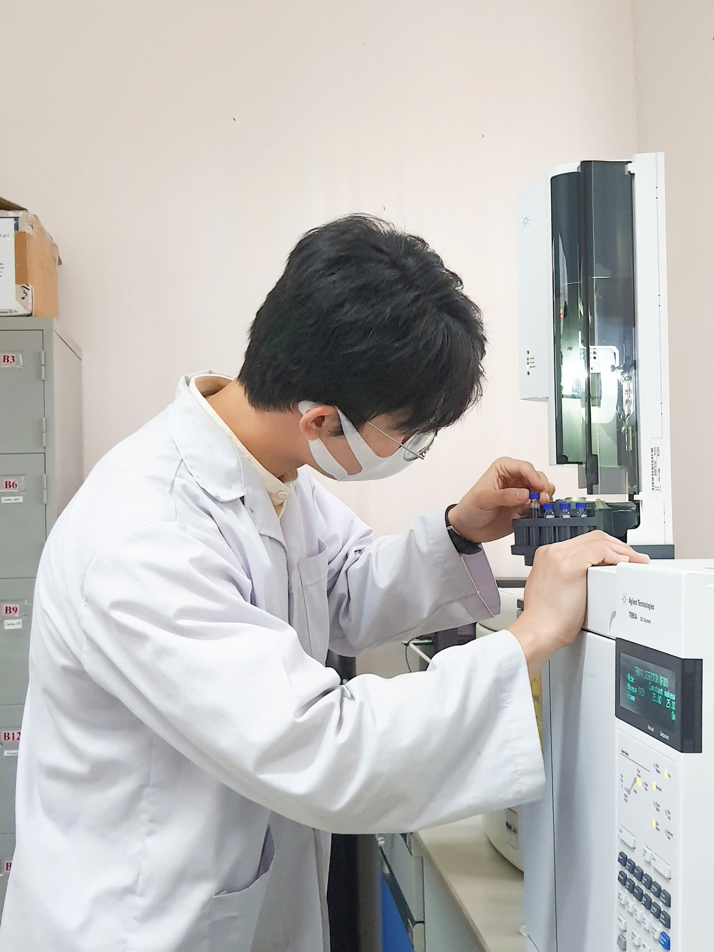 Thiện thực hành tại phòng thí nghiệm.