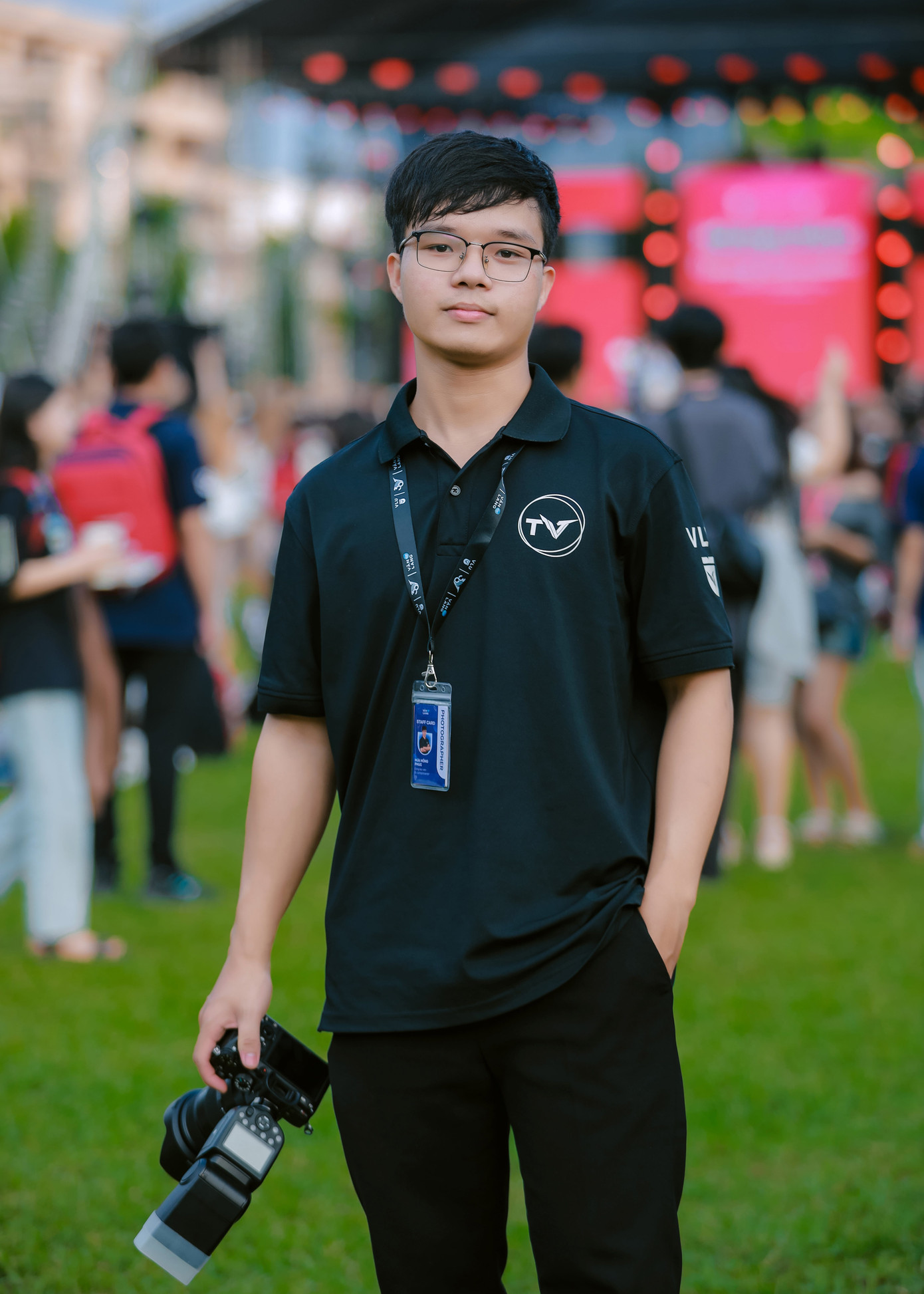 Dù bận rộn dịp cuối năm, nhưng Hồng Phúc kiếm được thu nhập khá cao từ công việc chụp ảnh. Dù bận rộn dịp cuối năm, nhưng Hồng Phúc kiếm được thu nhập khá cao từ công việc chụp ảnh.