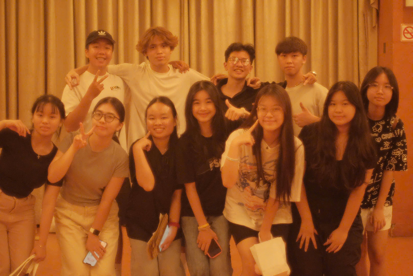 Cẩm Tú (hàng đầu, thứ ba từ trái sang) và những người bạn.