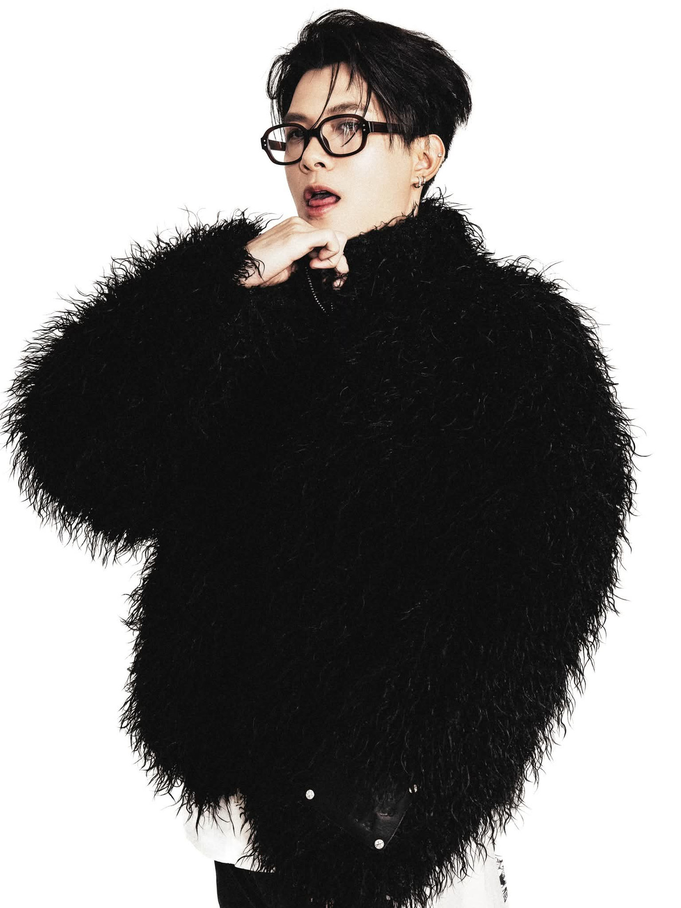 Anh Tú Atus trở thành “tổng tài bí ẩn” khi sử dụng cả 'cây' đen. Anh Tú Atus trở thành “tổng tài bí ẩn” khi sử dụng cả 'cây' đen.