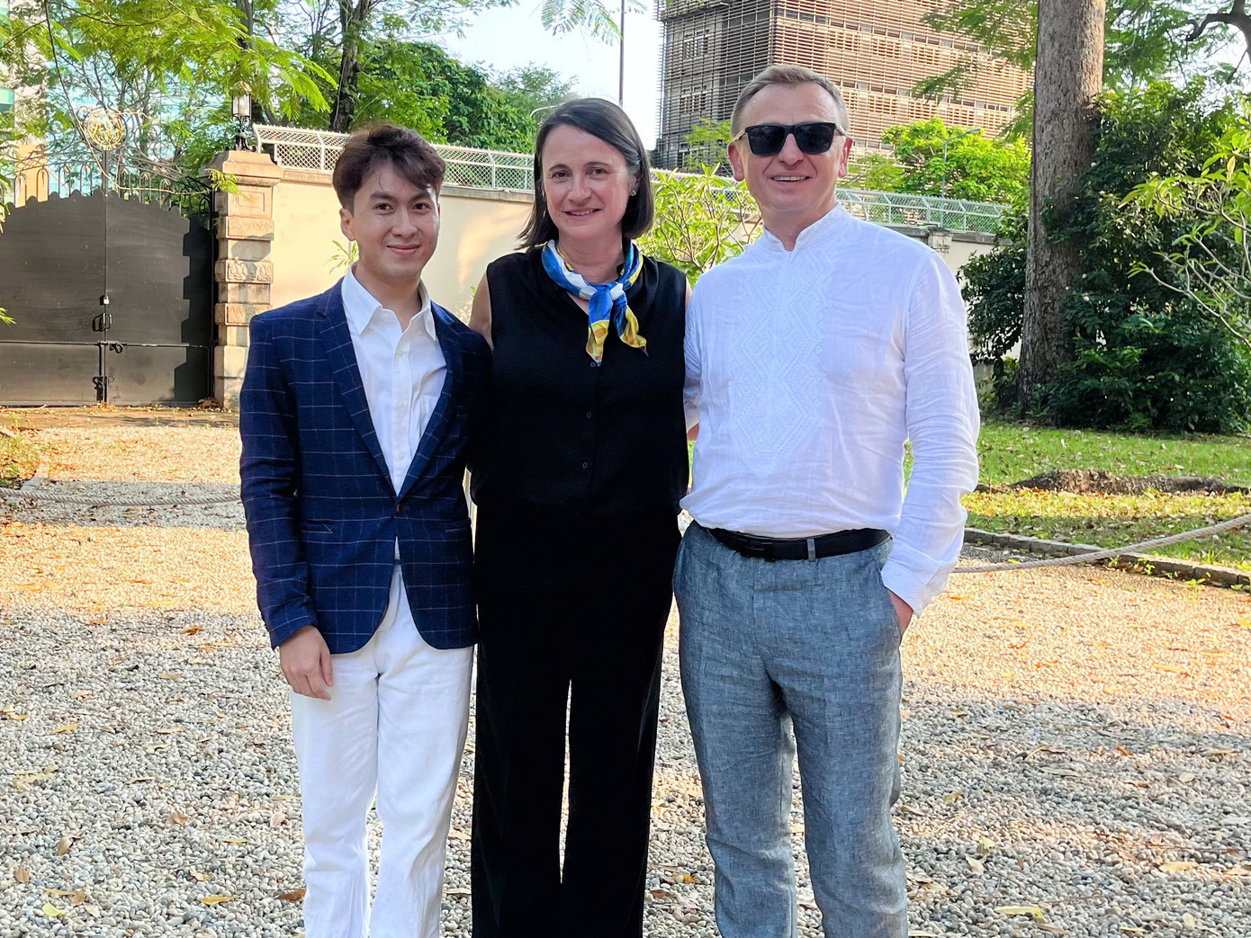 Chí Việt chụp ảnh trong lần đến Lãnh sự quán Pháp.