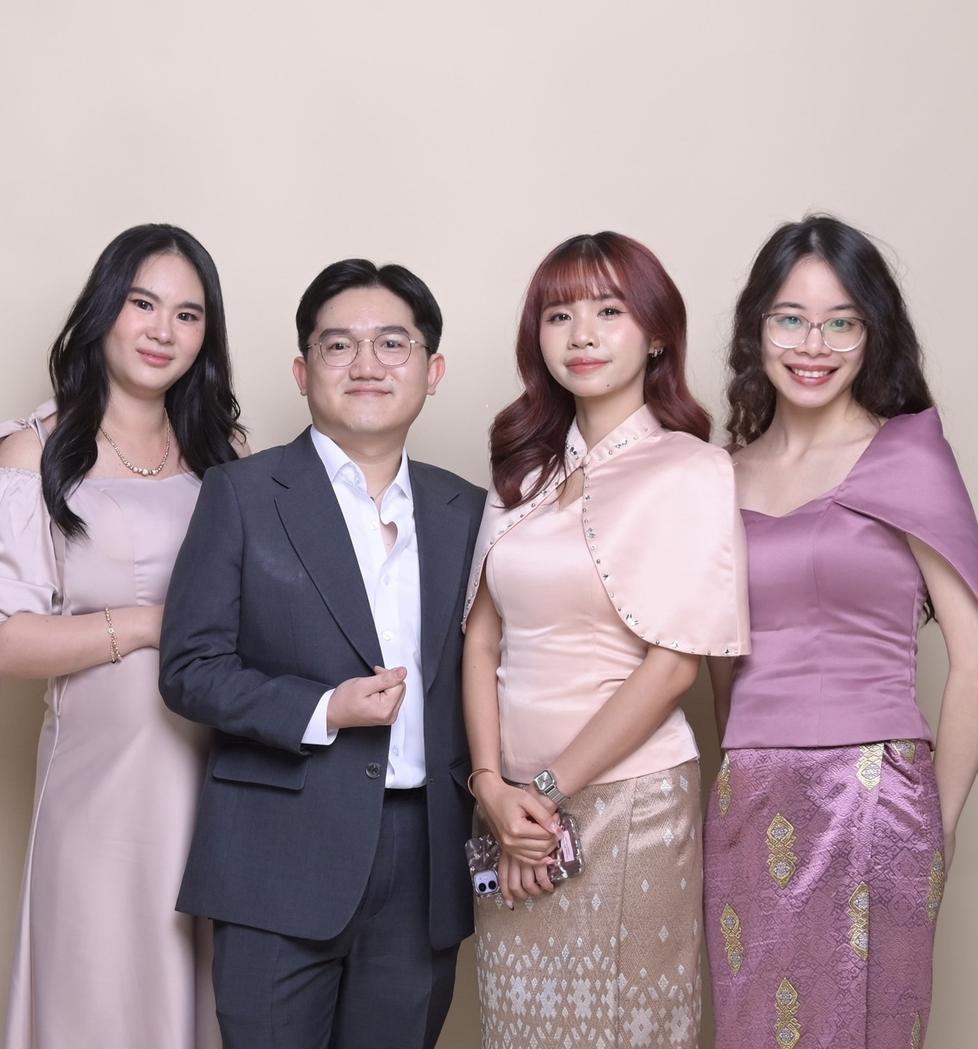 Phương Linh (ngoài cùng, bên phải) và những người bạn. Phương Linh (ngoài cùng, bên phải) và những người bạn.