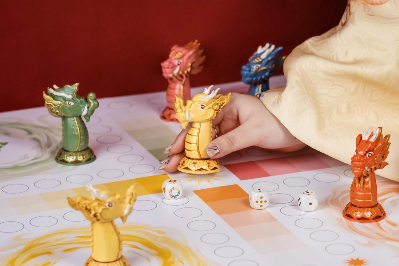 Các quân cờ rồng tạo hình với màu sắc, hoa văn đẹp mắt. Các quân cờ rồng tạo hình với màu sắc, hoa văn đẹp mắt.