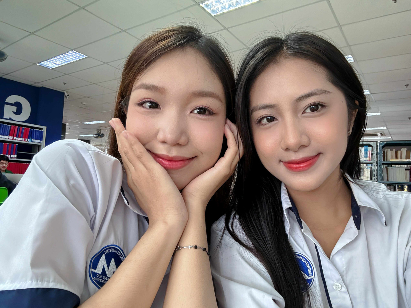 Hà Trúc Linh và Phạm Hà Khánh Ngân cùng tích cực tham gia các hoạt động của trường. Hà Trúc Linh và Phạm Hà Khánh Ngân cùng tích cực tham gia các hoạt động của trường.