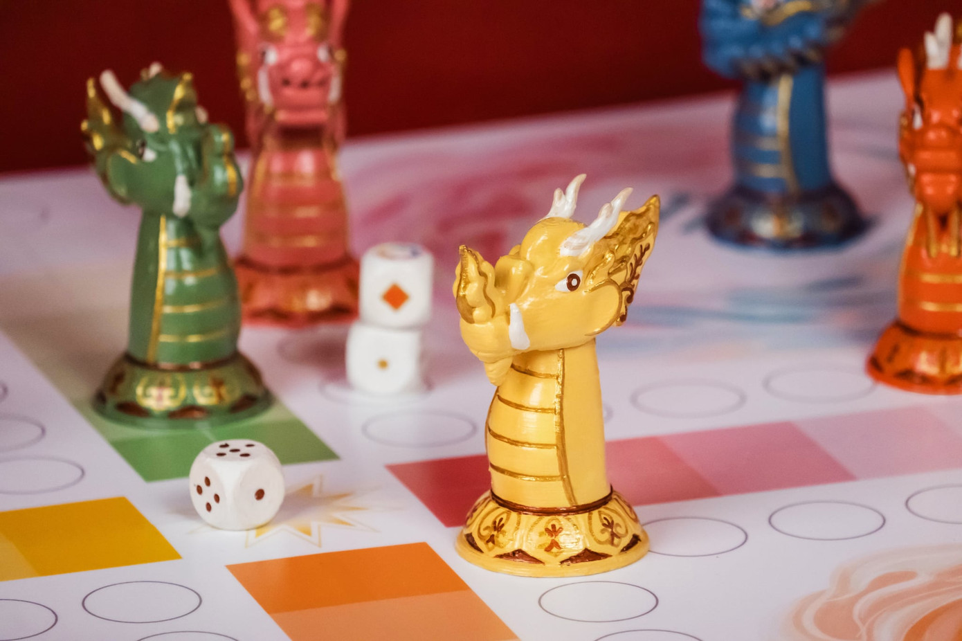 Bốn nhà trên bàn cờ tượng trưng cho 4 triều đại lịch sử Việt Nam. Bốn nhà trên bàn cờ tượng trưng cho 4 triều đại lịch sử Việt Nam.