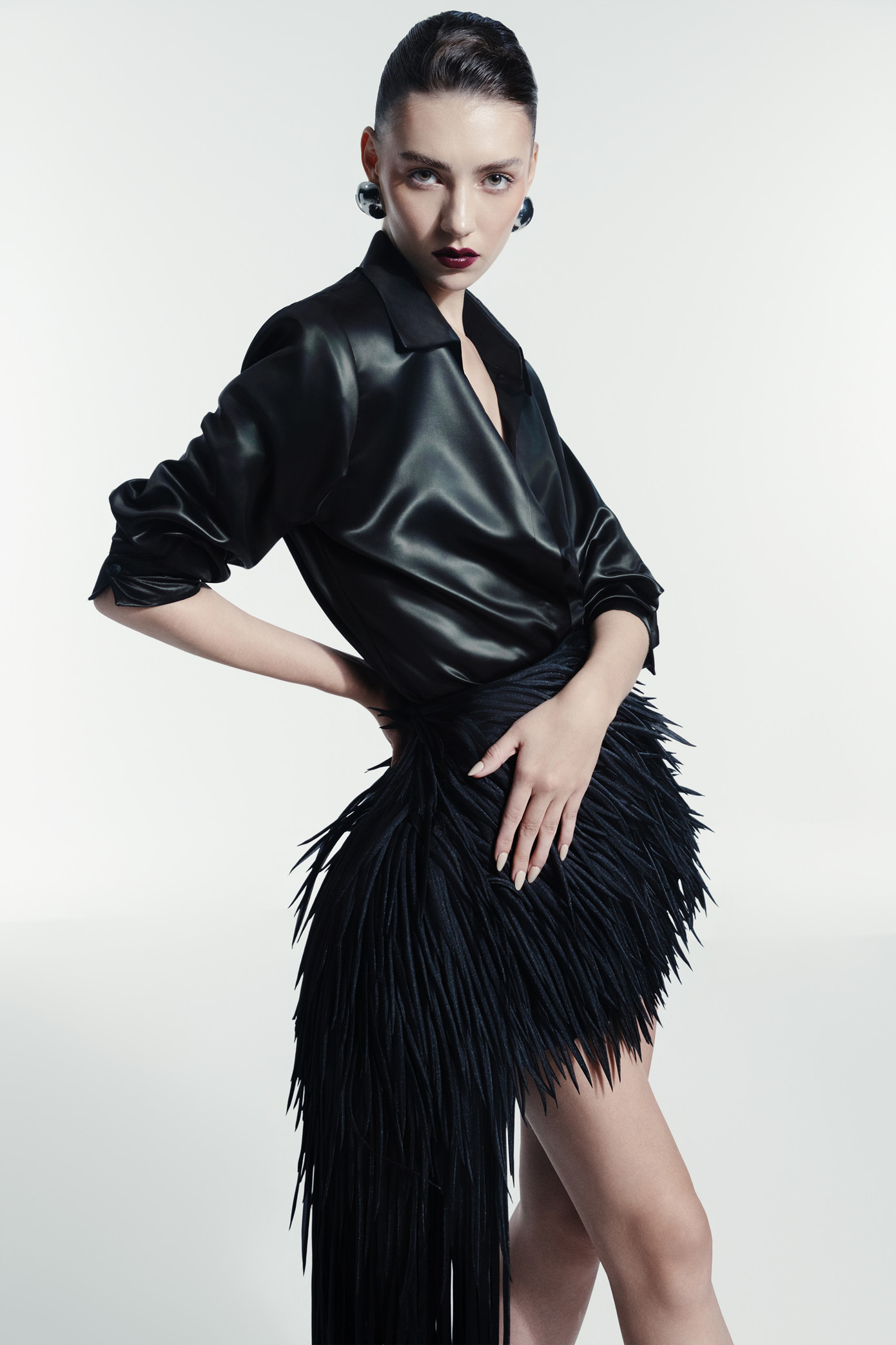 Thiết kế áo sơ mi Lãnh Mỹ A và chân váy tua rua được làm hàng trăm giờ trong BST Thu Đông 2025.