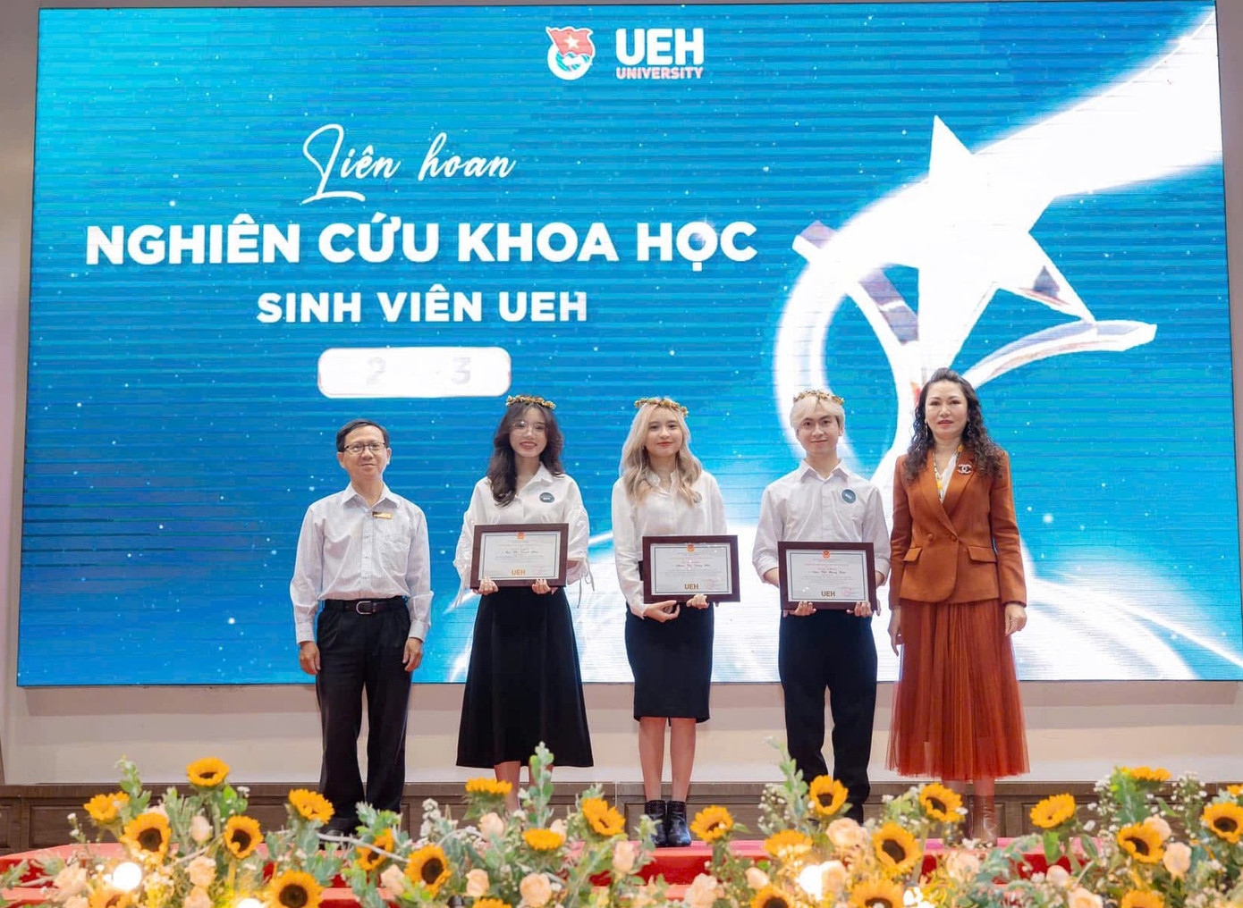 Chí Việt (thứ hai, từ phải sang) đạt thành tích về nghiên cứu khoa học cấp Trường.