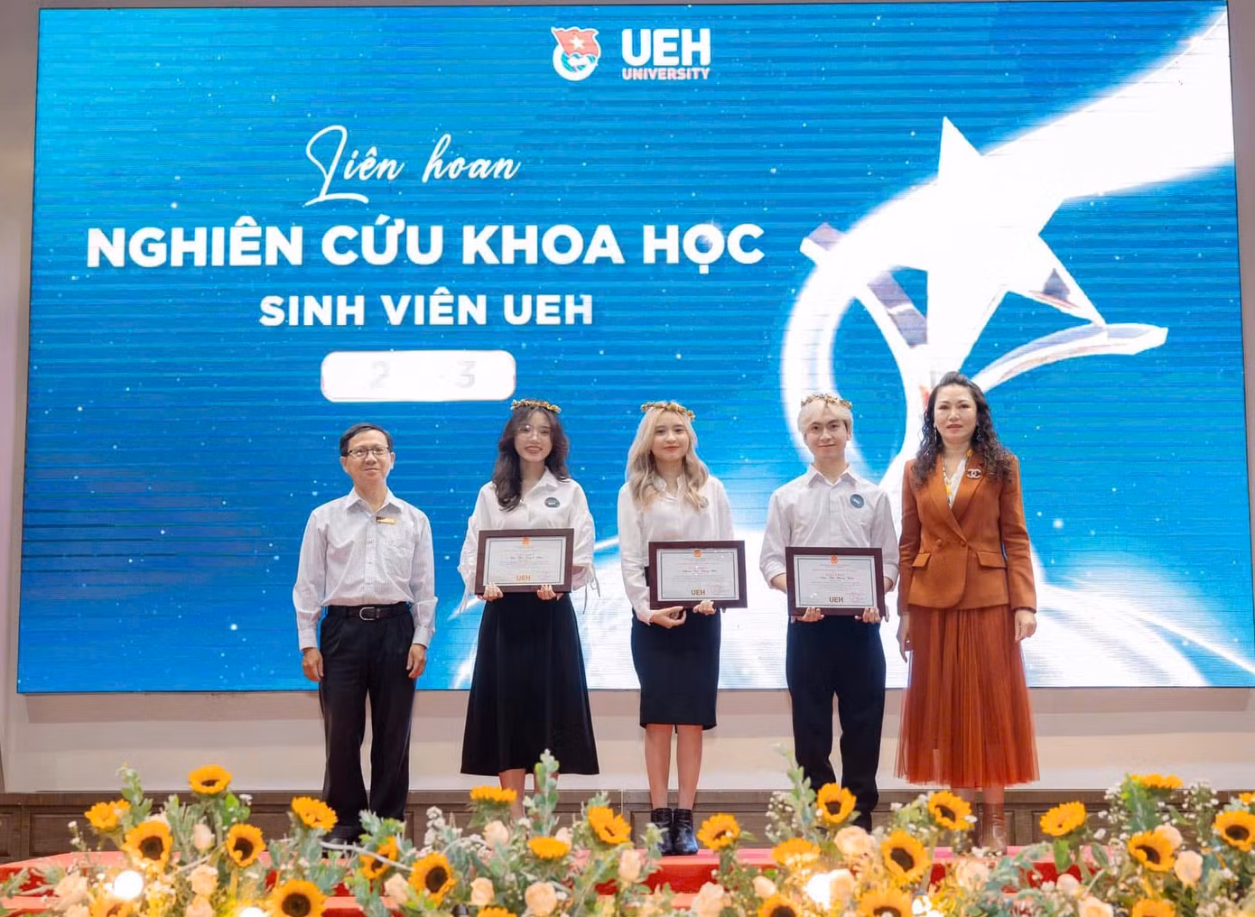 Chí Việt (thứ hai, từ phải sang) đạt thành tích về nghiên cứu khoa học cấp Trường.