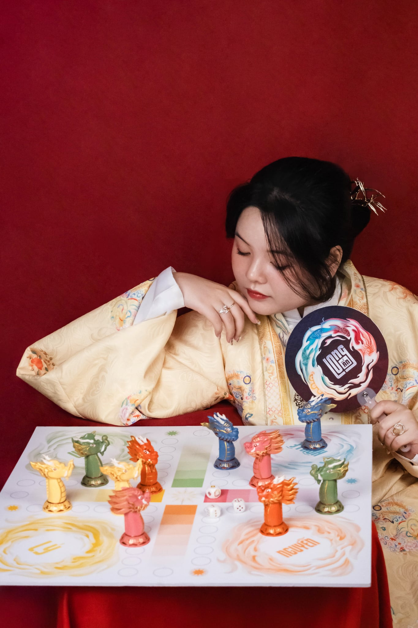 Màu sắc và các chi tiết trên quân cờ đều được Long Nhi vẽ tay. Màu sắc và các chi tiết trên quân cờ đều được Long Nhi vẽ tay.