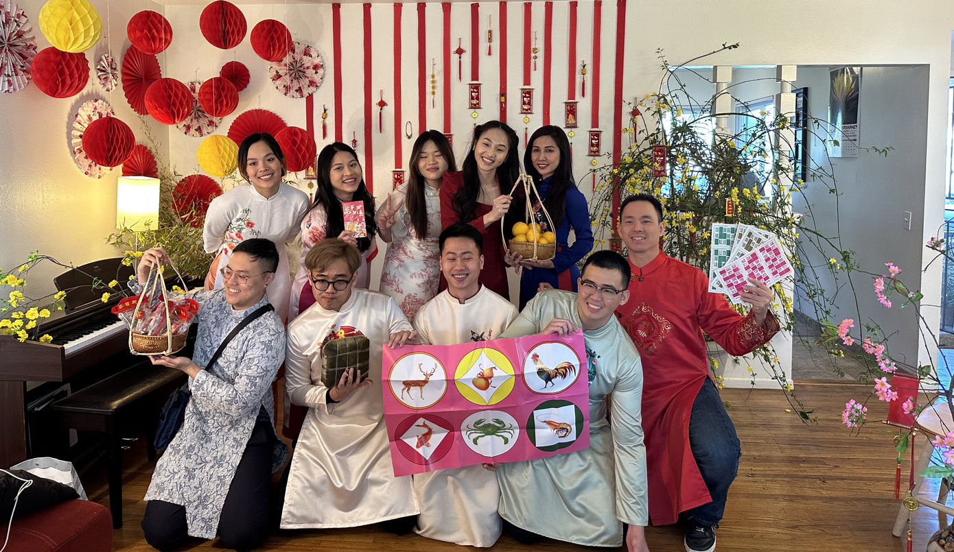 Nguyên Hà (hàng đầu, thứ hai, từ trái sang) và những người bạn đón Tết nơi đất khách.