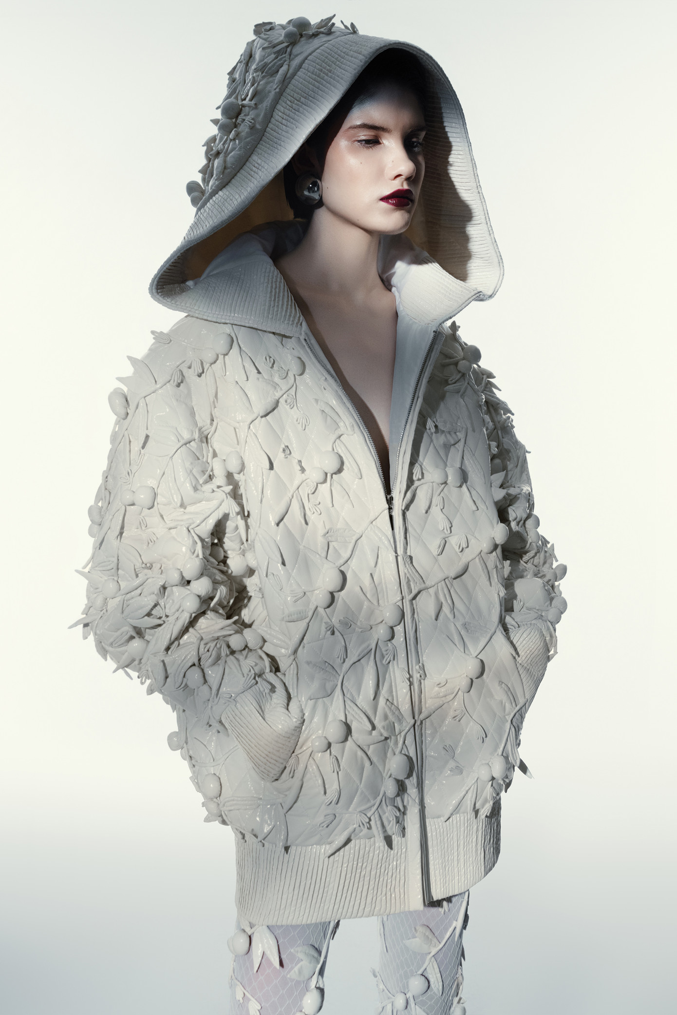 Chiếc áo bomber oversized được xử lý chất liệu vegan leather mang đến một hơi thở hiện đại.