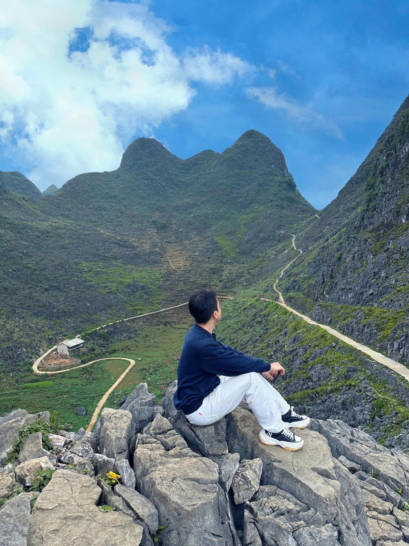 Cuộc sống của chàng trai trẻ xoay quanh việc học tập và đam mê du lịch trải nghiệm.