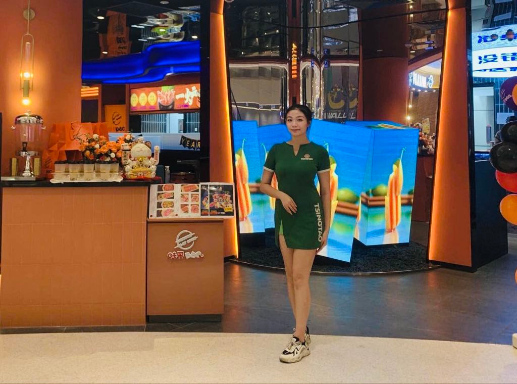 Nguyễn Nhật Anh Thư trong một buổi làm PG cho một nhãn hàng Nguyễn Nhật Anh Thư trong một buổi làm PG cho một nhãn hàng