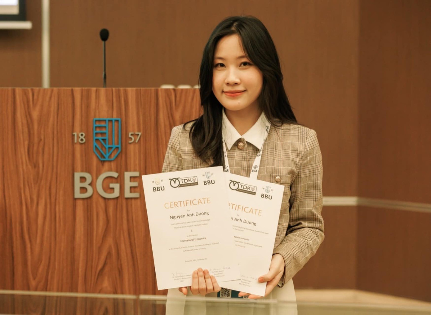 Ánh Dương tại buổi lễ nhận giải thưởng về nghiên cứu khoa học dành cho sinh viên.