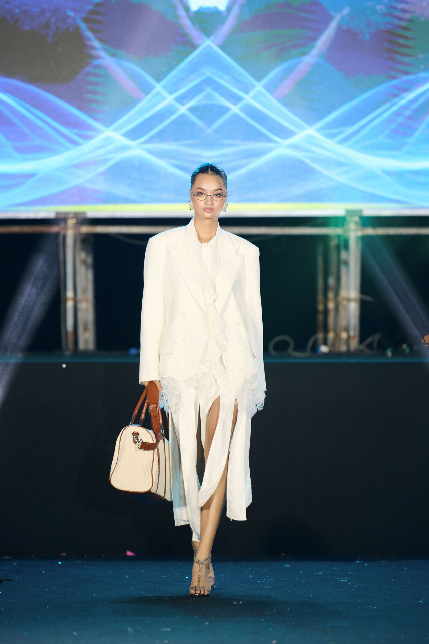 'Nàng Hậu' Kiều Thúy Hằng hiện là người mẫu đắt show trình diễn thời trang. 'Nàng Hậu' Kiều Thúy Hằng hiện là người mẫu đắt show trình diễn thời trang.