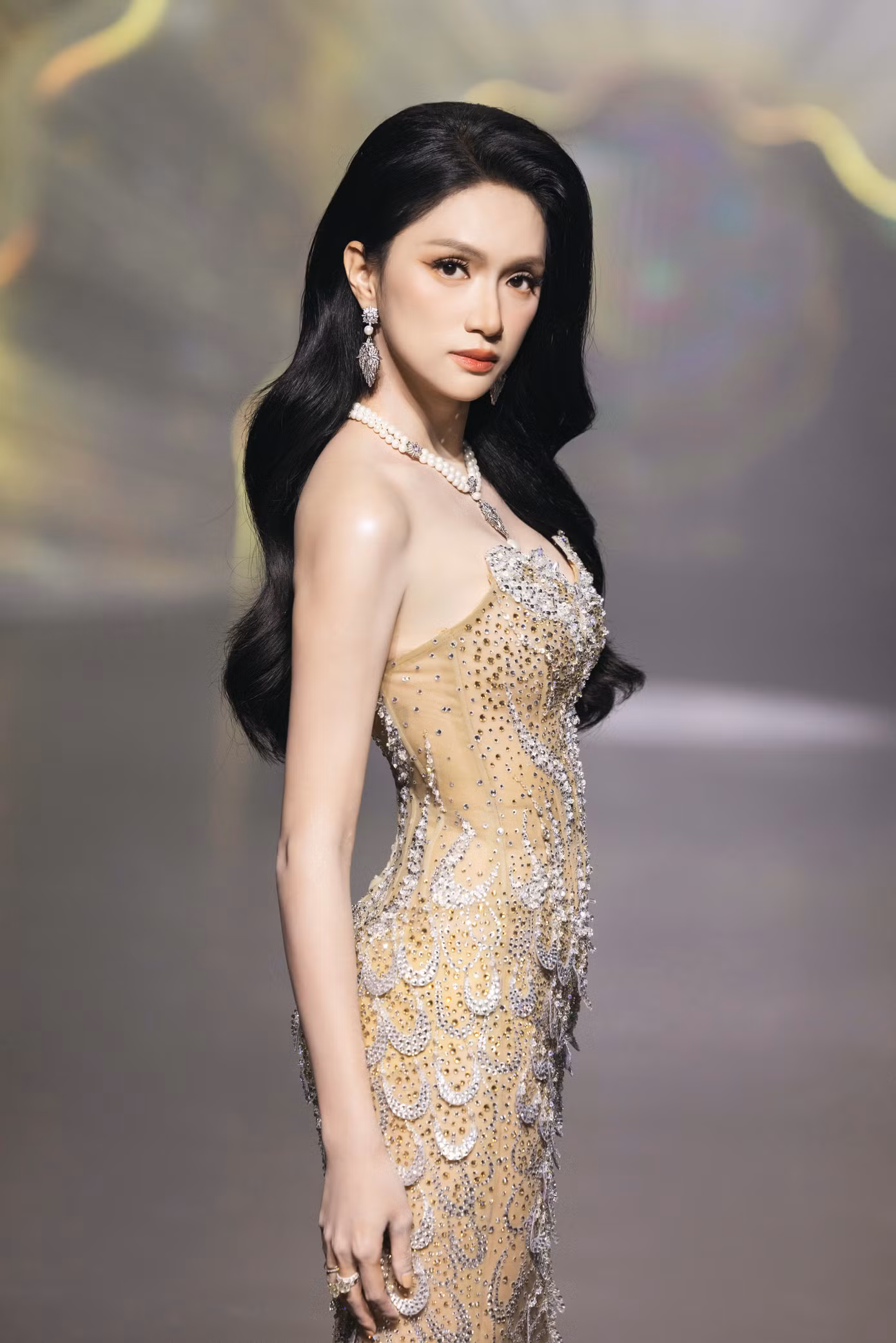 Miss International Queen 2018 Hương Giang gây bất ngờ khi tái xuất sàn diễn thời trang. 'Nàng Hậu' khoe trọn vóc dáng đồng hồ cát đầy quyến rũ khi mở màn show.