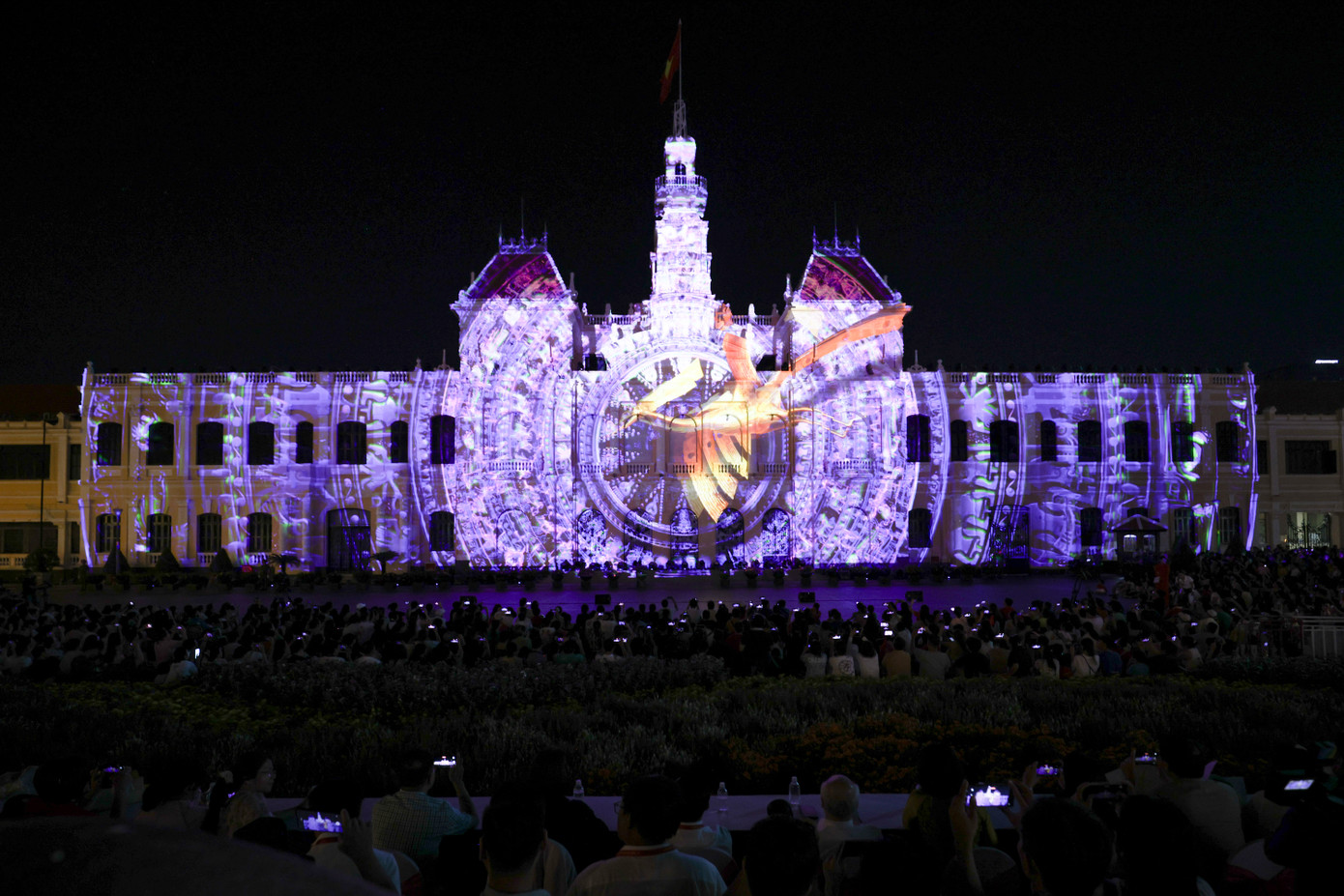 Màn trình diễn của đội chủ nhà Việt Nam Vietsoftpro với chủ đề “Việt Nam trong tôi”. Màn trình diễn của đội chủ nhà Việt Nam Vietsoftpro với chủ đề “Việt Nam trong tôi”.