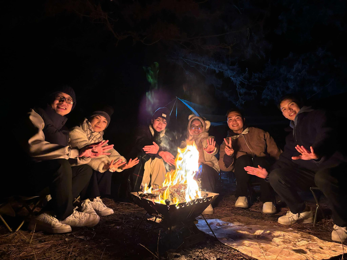 Trưng và những người bạn cùng cắm trại, đón Năm mới.