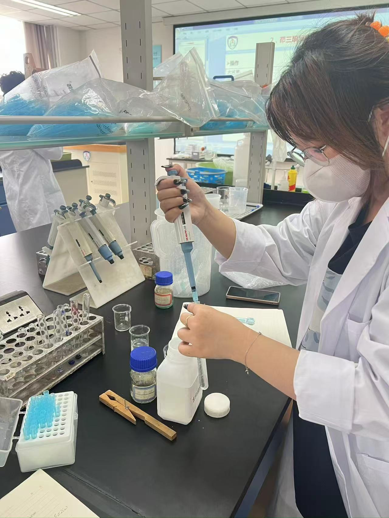 Kiều Anh trong tiết học thực hành tại phòng thí nghiệm.