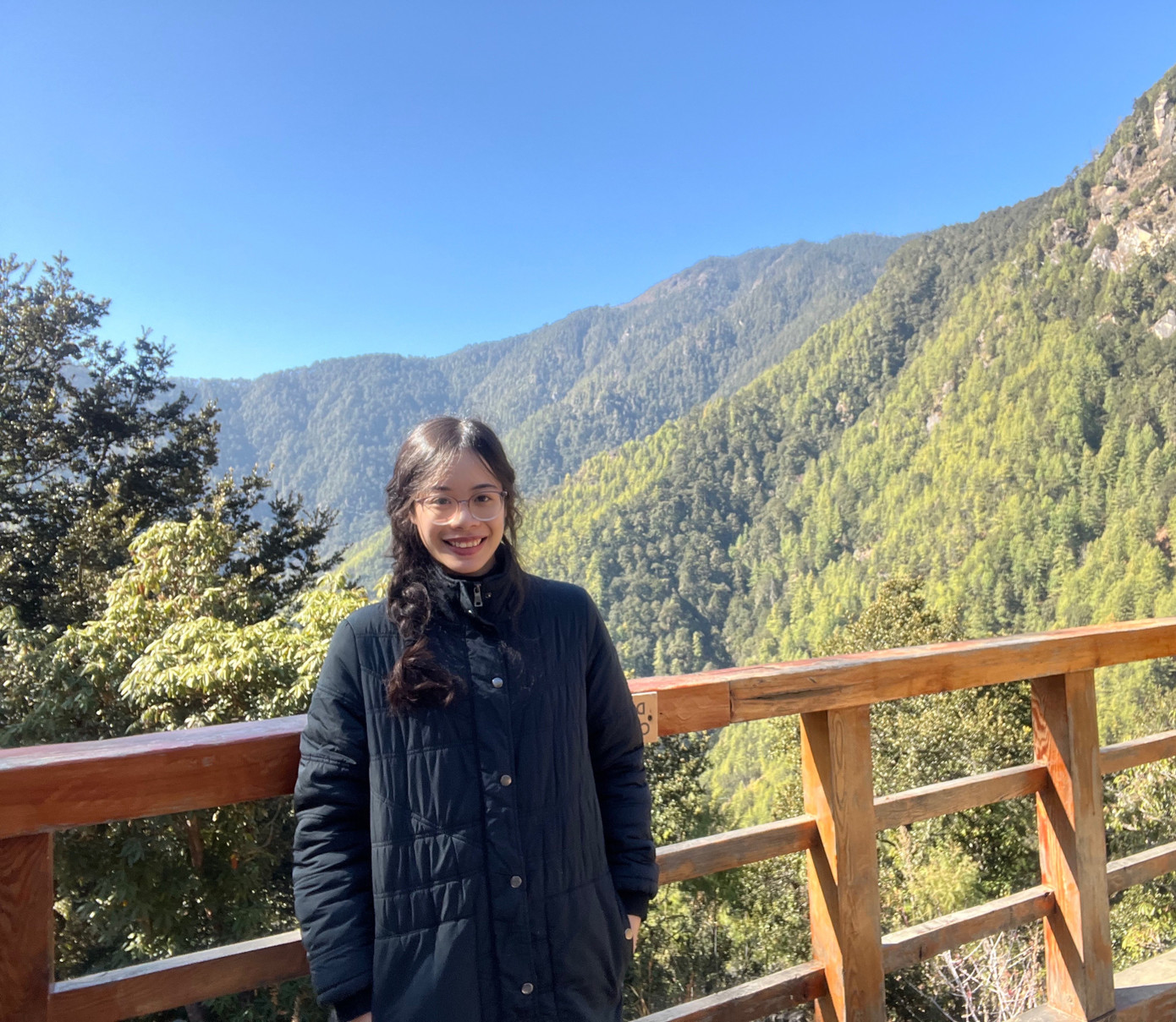 Linh có nhiều cơ hội nhờ chăm chỉ học tập và làm việc. Linh có nhiều cơ hội nhờ chăm chỉ học tập và làm việc.