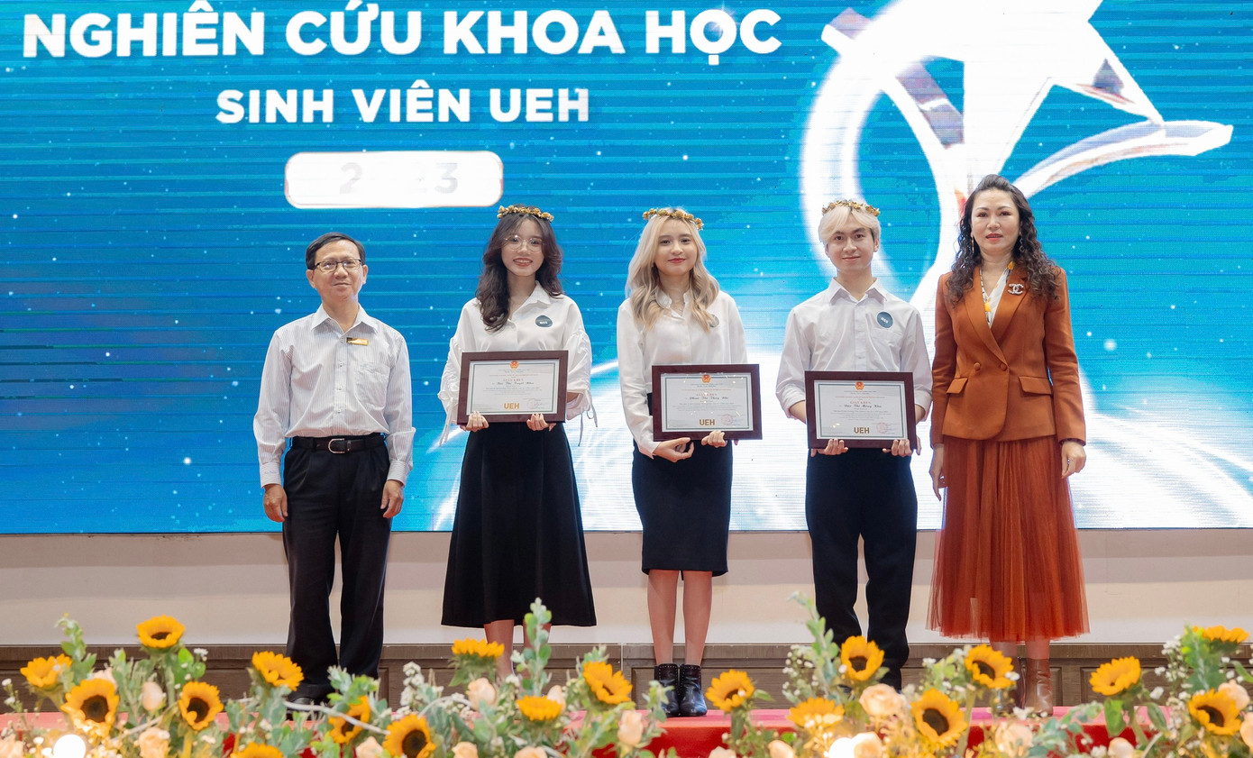 Thiên Kim (giữa) nhận khen thưởng về nghiên cứu khoa học tại trường. Thiên Kim (giữa) nhận khen thưởng về nghiên cứu khoa học tại trường.