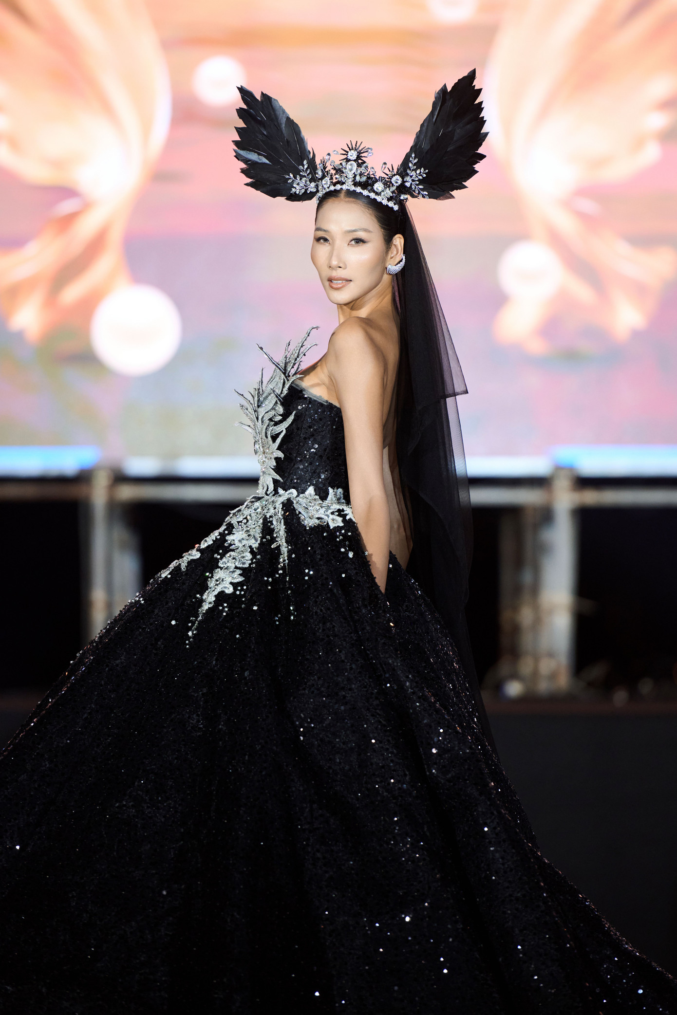 Á hậu Hoàng Thùy mang đến sự bí ẩn khi diện trang phục mang lại cảm giác mộng mị nhưng không kém phần sang trọng. Á hậu Hoàng Thùy mang đến sự bí ẩn khi diện trang phục mang lại cảm giác mộng mị nhưng không kém phần sang trọng.