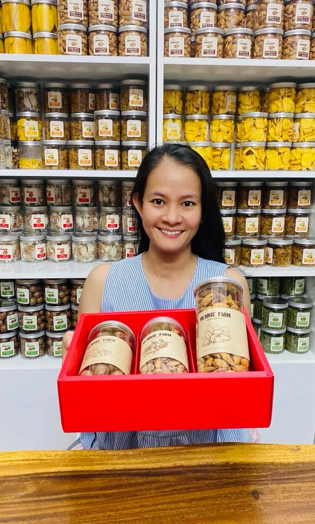 Hiền Nguyễn đang tranh thủ kinh doanh online mặt hàng nông sản trong dịp Tết. Hiền Nguyễn đang tranh thủ kinh doanh online mặt hàng nông sản trong dịp Tết.