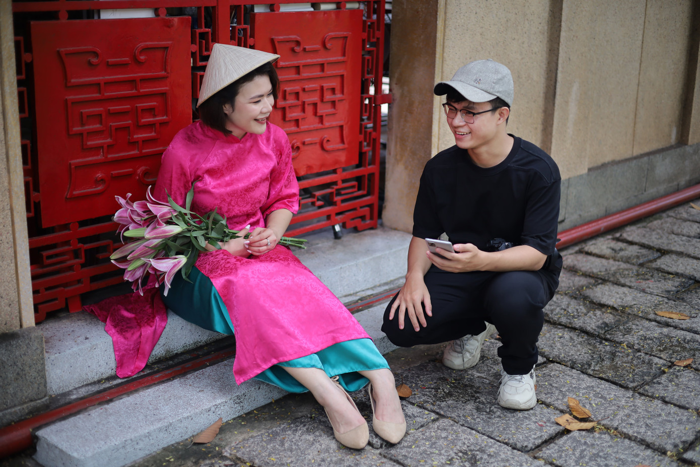 Hồng Phúc đang trao đổi với khách hàng. Hồng Phúc đang trao đổi với khách hàng.