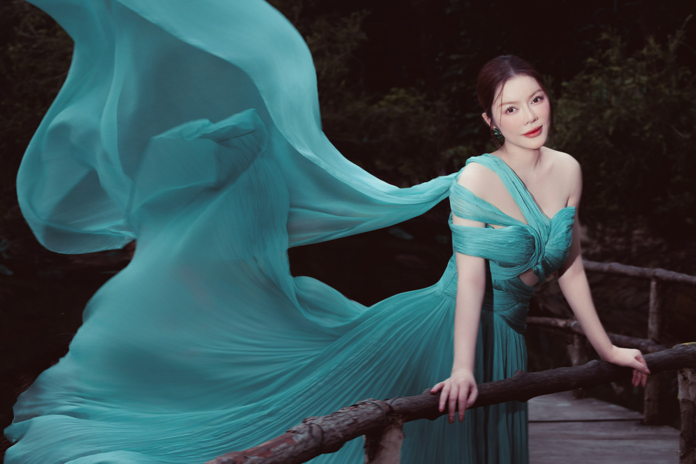 Thiết kế này mất gần 100 giờ để hoàn thiện và gần 30 mét vải để xếp ra những gợn nhỏ li ti.