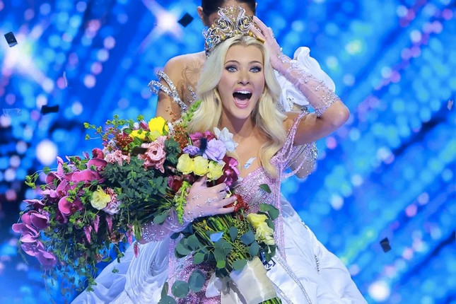 Đương kim Miss Universe Victoria Kjær Theilvig. Đương kim Miss Universe Victoria Kjær Theilvig.