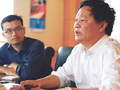 Ông Vũ (bên phải) trần tình với PV Tiền Phong về sai phạm trước ngày bị bắt 