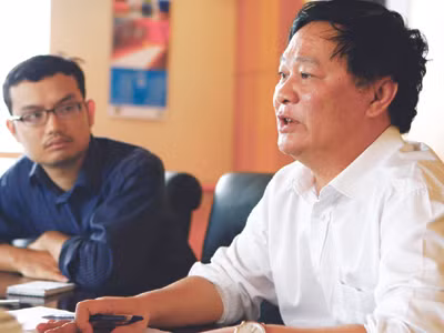 Ông Vũ (bên phải) trần tình với PV Tiền Phong về sai phạm trước ngày bị bắt 