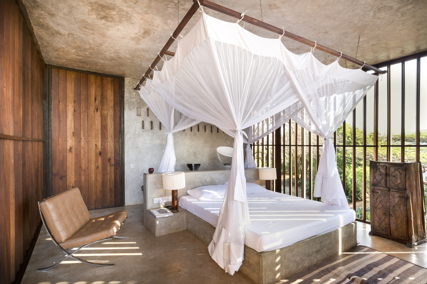 Không gian phòng ngủ kết nối với tháp phòng tắm và tủ quần áo bằng những cây cầu nhỏ.