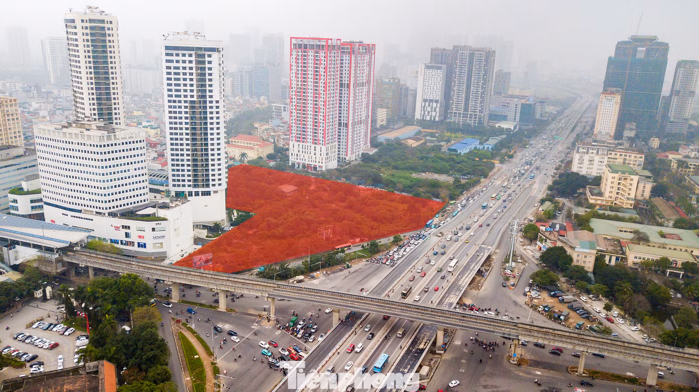 Nằm tại khu đất có vị trí “vàng” thuộc ô A1-2, Khu đô thị Cầu Giấy và nằm ở nút giao cầu vượt thép Mai Dịch với 3 mặt tiền là đường Vành đai 3 (Phạm Hùng), Xuân Thủy và Trần Quốc Vượng, lô đất thực hiện dự án Constrexim Complex khiến nhiều người tiếc nuối vì quây tôn bỏ hoang hàng chục năm qua.
