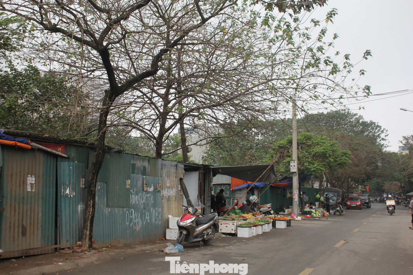 Một số khu vực là nơi tiểu thương tập kết hoa quả, thực phẩm để buôn bán mặc dù đã có biển báo cấm họp chợ. Một số khu vực là nơi tiểu thương tập kết hoa quả, thực phẩm để buôn bán mặc dù đã có biển báo cấm họp chợ.