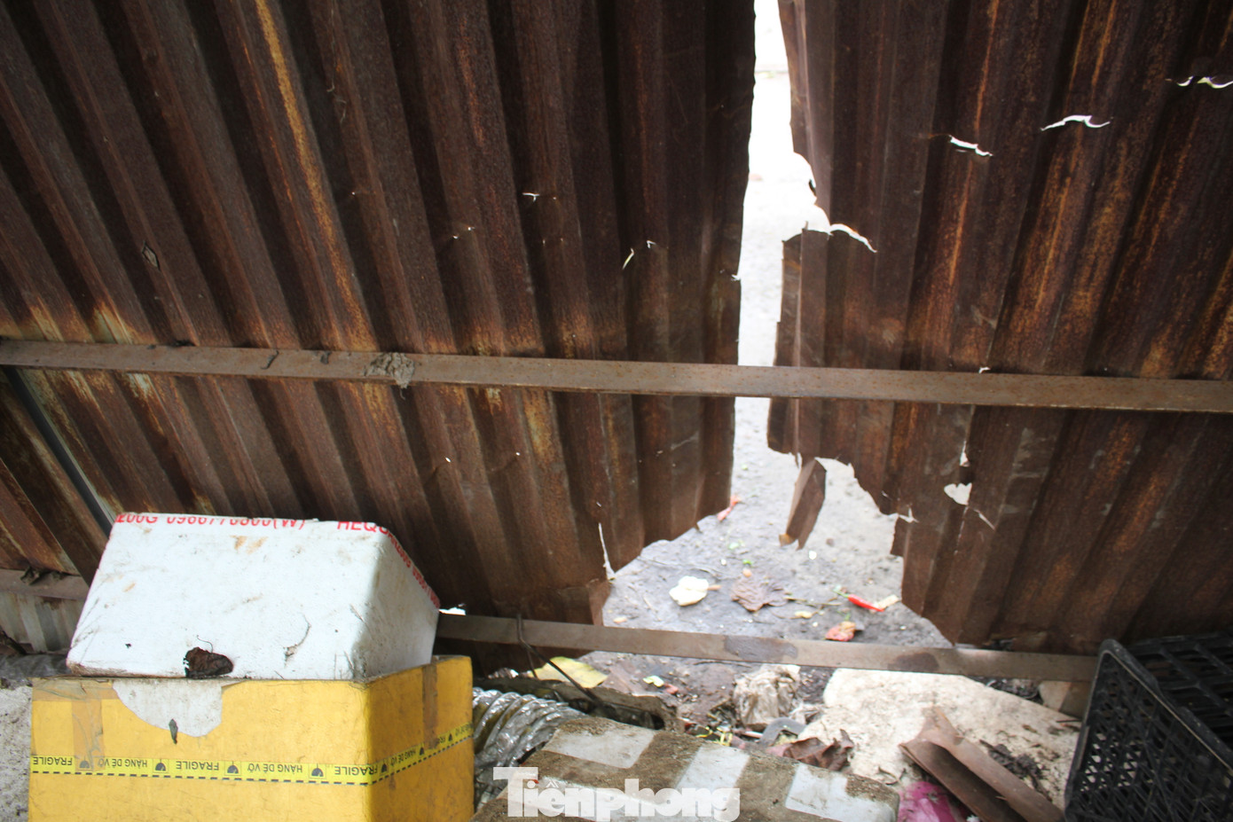 Tuy nhiên, kể từ khi “xóa sổ” chợ tạm nông sản Dịch Vọng Hậu, việc duy nhất chủ đầu tư thực hiện là quây tôn khu vực này rồi bỏ không. Tuy nhiên, kể từ khi “xóa sổ” chợ tạm nông sản Dịch Vọng Hậu, việc duy nhất chủ đầu tư thực hiện là quây tôn khu vực này rồi bỏ không.