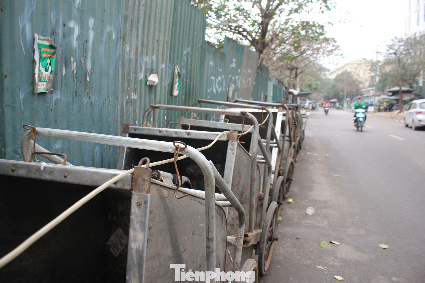Một số khu vực là nơi tiểu thương tập kết hoa quả, thực phẩm để buôn bán mặc dù đã có biển báo cấm họp chợ. Một số khu vực là nơi tiểu thương tập kết hoa quả, thực phẩm để buôn bán mặc dù đã có biển báo cấm họp chợ.