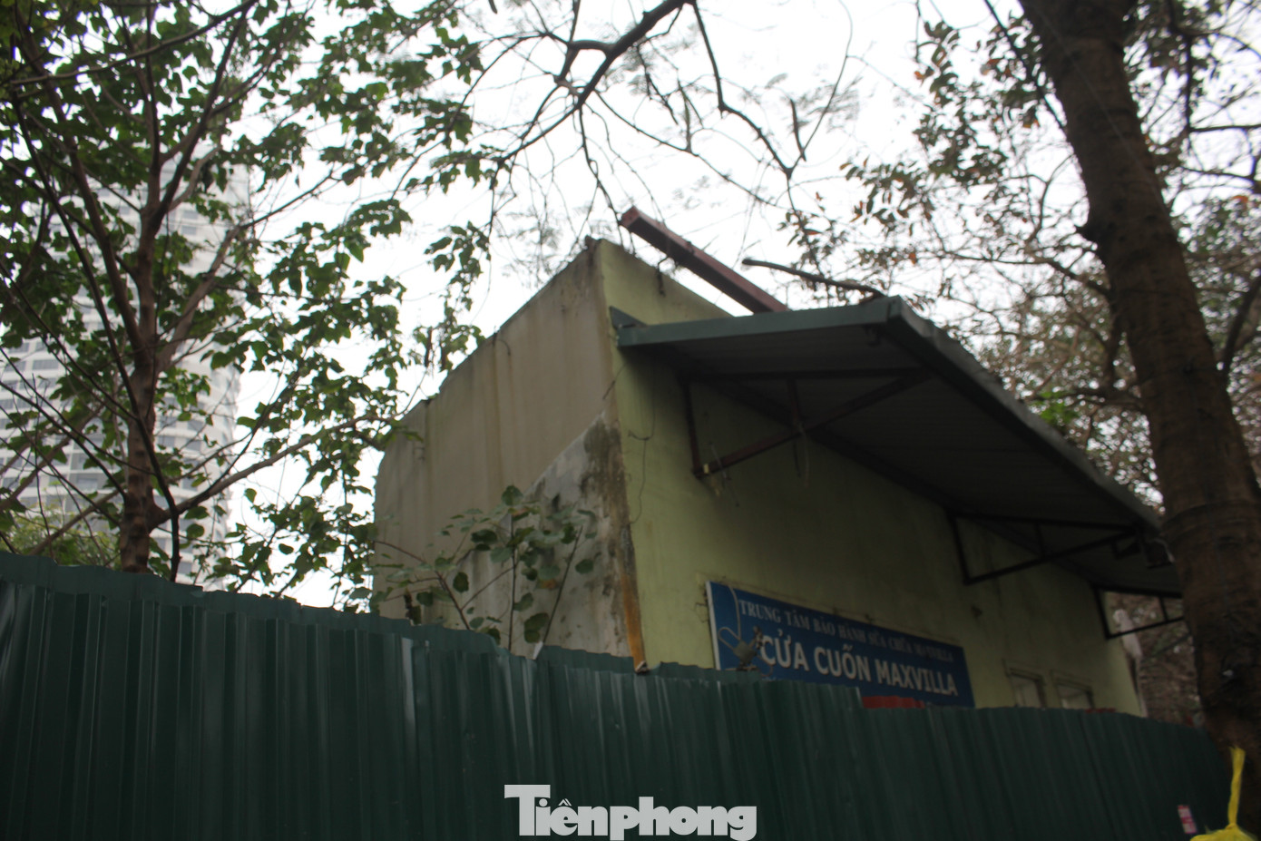 Một số khu vực là nơi tiểu thương tập kết hoa quả, thực phẩm để buôn bán mặc dù đã có biển báo cấm họp chợ. Một số khu vực là nơi tiểu thương tập kết hoa quả, thực phẩm để buôn bán mặc dù đã có biển báo cấm họp chợ.