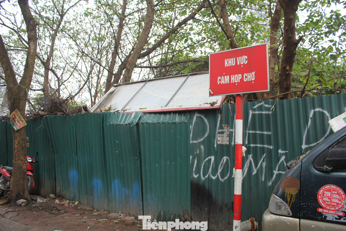 Một số khu vực là nơi tiểu thương tập kết hoa quả, thực phẩm để buôn bán mặc dù đã có biển báo cấm họp chợ. Một số khu vực là nơi tiểu thương tập kết hoa quả, thực phẩm để buôn bán mặc dù đã có biển báo cấm họp chợ.